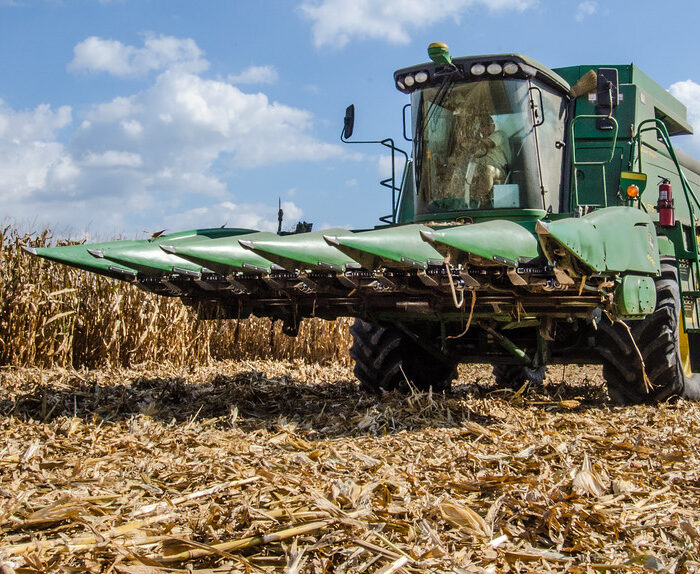 Operação agrícola com maquinário moderno